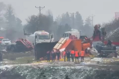 Düzce Anadolu Otoyolu Gümüşova mevkisinde meydana gelen kazada iki kişi