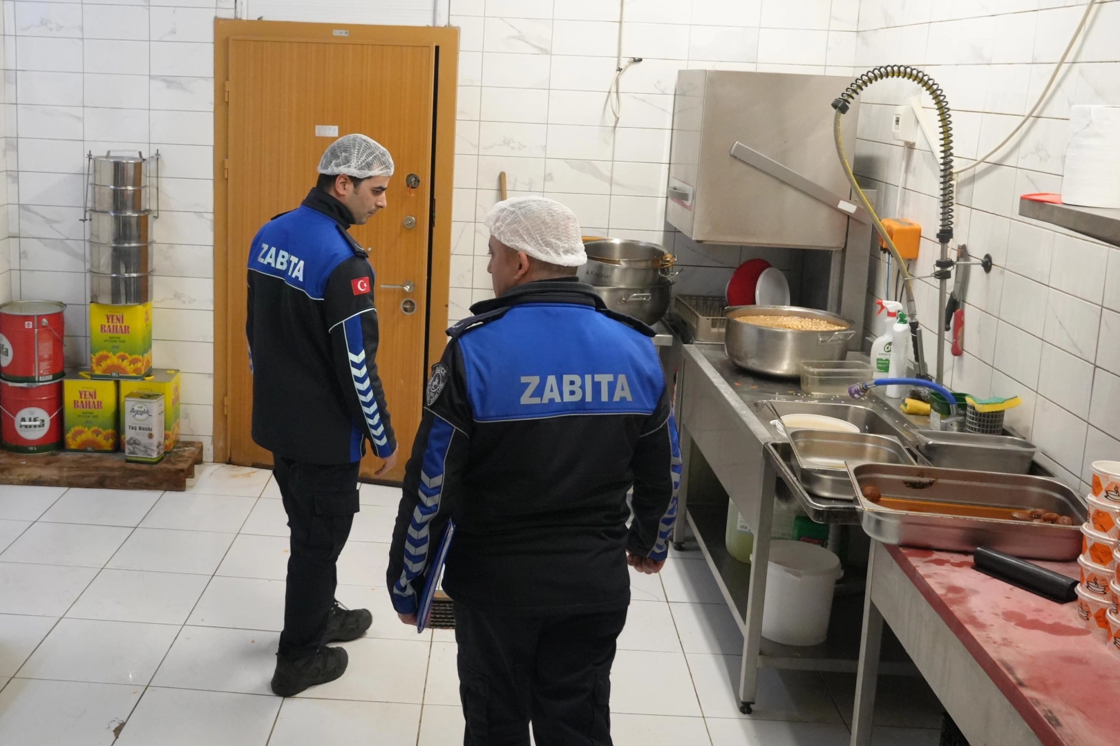 Düzce Belediyesi Zabıta Müdürlüğü, şehir merkezi sorumluluk alanında denetimlerini sürdürüyor.