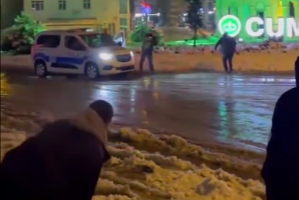 Düzce’de polis ekipleri gece saatlerinde kartopu oynayan çocuklara eşlik etti.