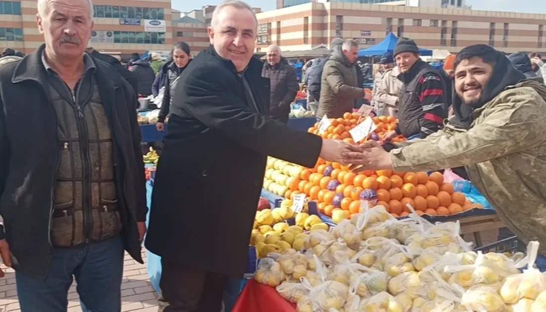 Keşan Sebze Bakkal Manavlar Odası Başkanı Mustafa Çakır ve Başkan Yardımcısı Cihat Demirkıran,