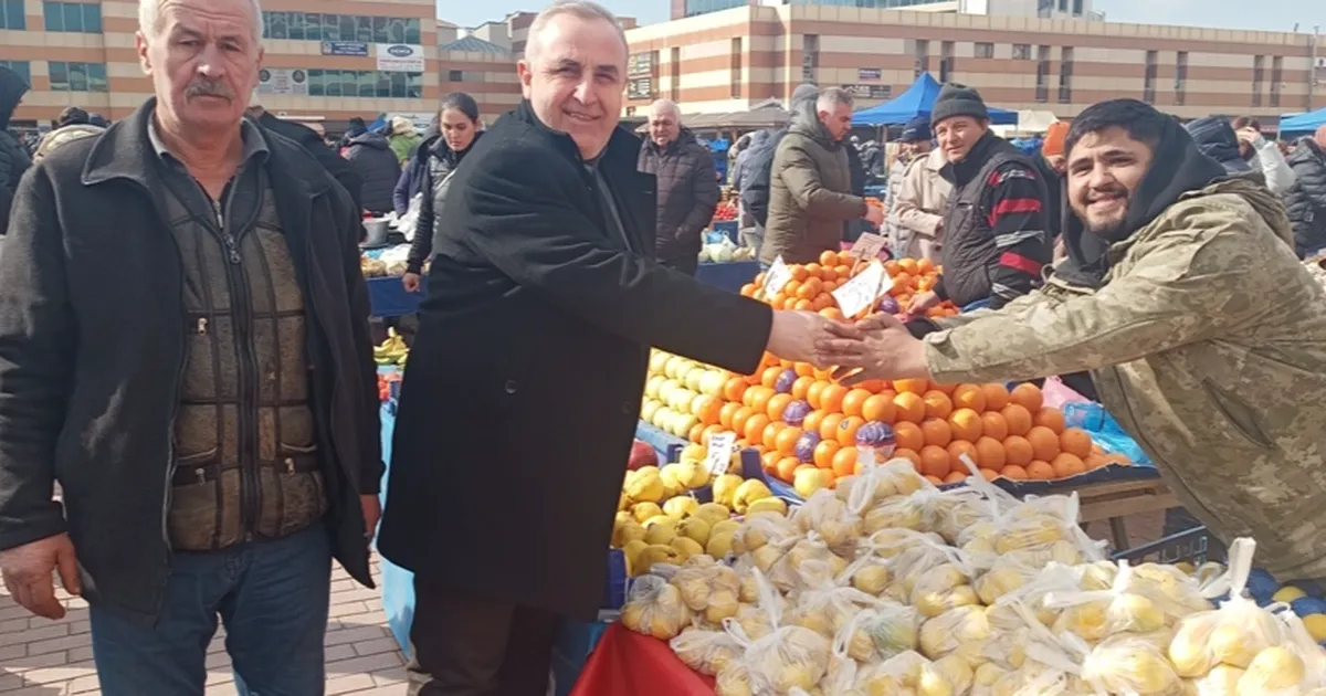 Keşan Sebze Bakkal Manavlar Odası Başkanı Mustafa Çakır ve Başkan Yardımcısı Cihat Demirkıran,