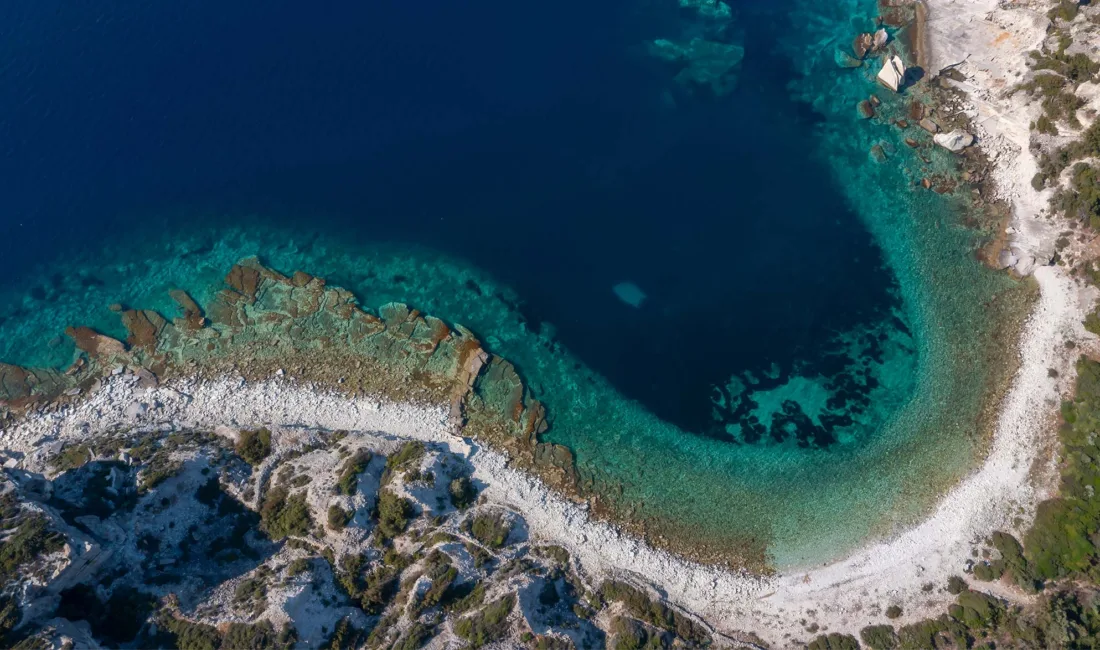 Ege’nin kıyısında, masmavi denizin kokusunu, tarih kokan taş sokakların serinliğini