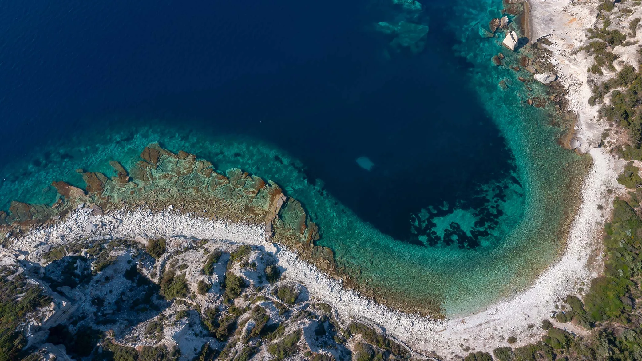 Ege’nin kıyısında, masmavi denizin kokusunu, tarih kokan taş sokakların serinliğini