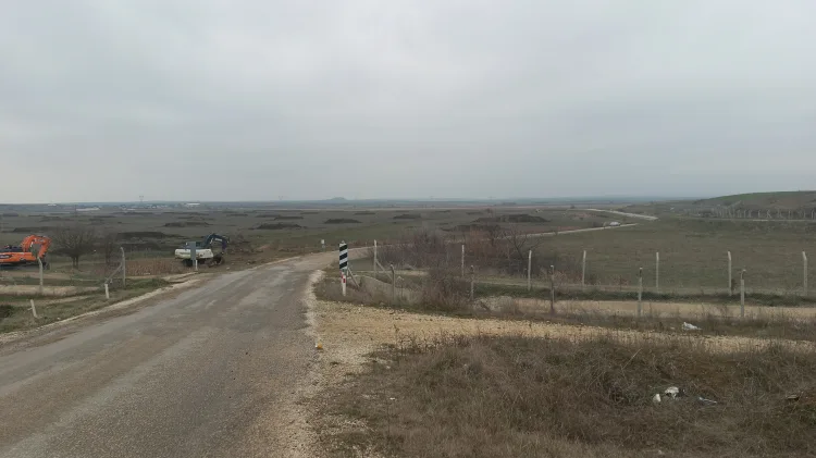 Edirne’nin Keşan ilçesine bağlı Kılıçköy’deki açılan yüzlerce çukur merak konusu