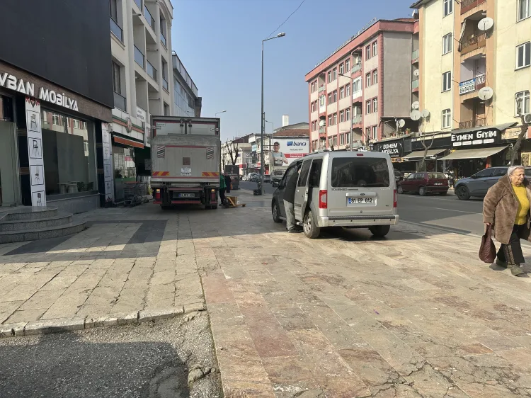 Düzce şehir merkezinde esnafların yaya kaldırımlarını gereğinden fazlasıyla işgal etmesi