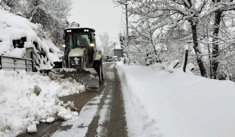 Meteorolojiden yapılan kar yağışı uyarı sonrası gece saatlerinde yoğunlaştı. Düzce’de etkili