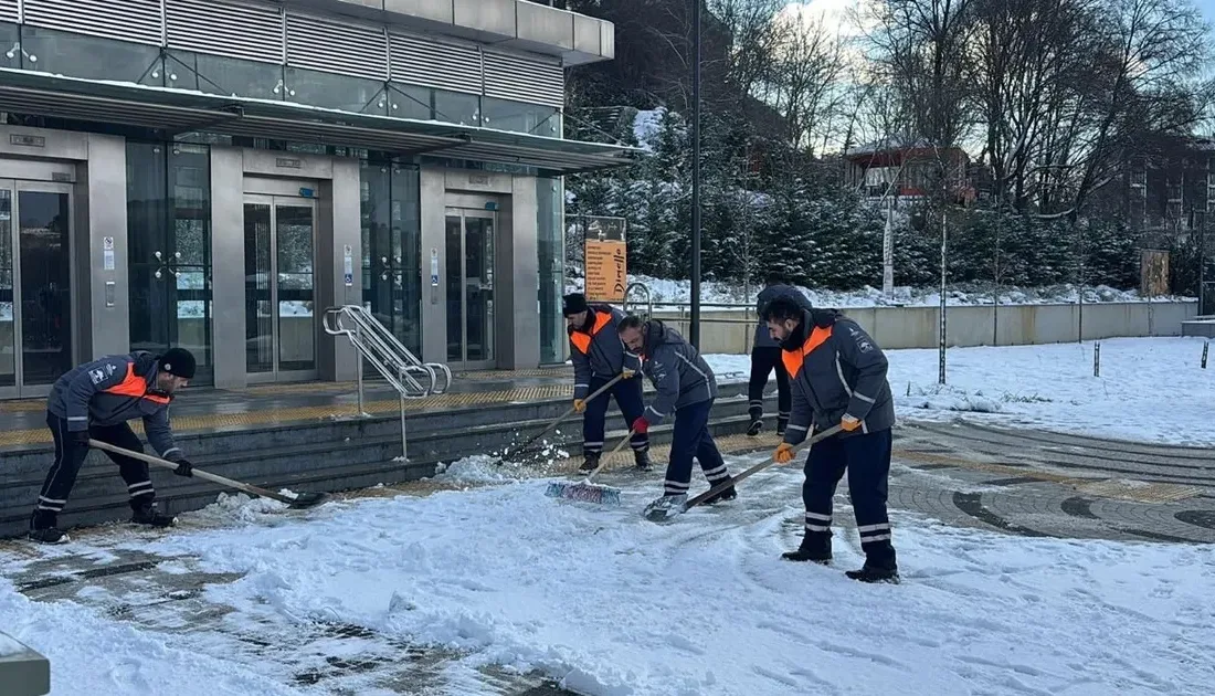 İstanbul Büyükşehir Belediyesi (İBB) ekipleri, şehri etkisi altına alan yoğun