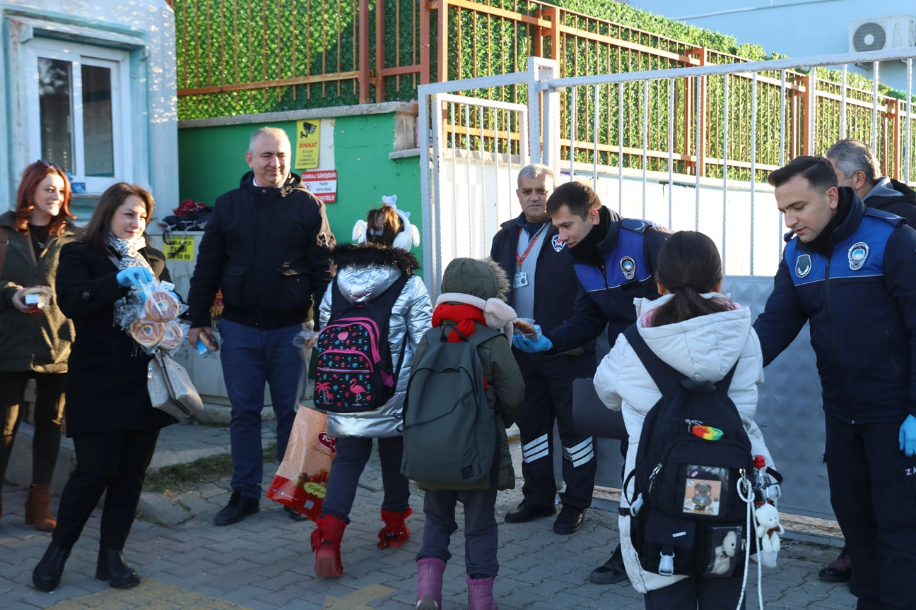 İzmir Güzelbahçe Belediyesi’nin devlet okullarına süt, simit, meyve ve kuruyemişdağıtımına