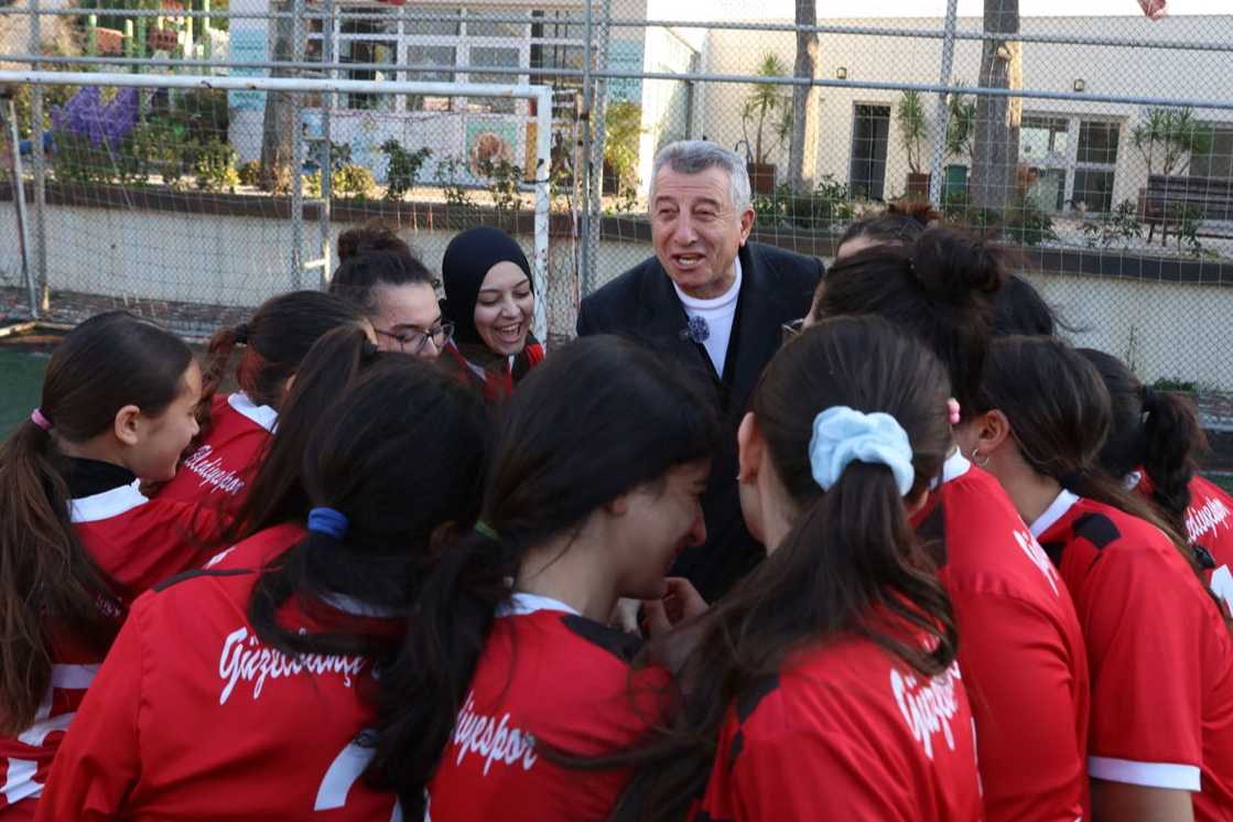 İzmir Güzelbahçe Belediyesi Kız Futbol Takımı, ilk antrenmanına Güzelbahçe Belediye