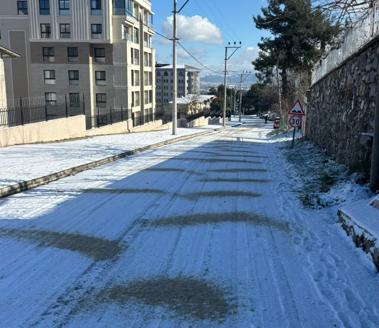 Nilüfer Belediyesi ekipleri, kar yağışı ve soğuk hava nedeniyle ilçe