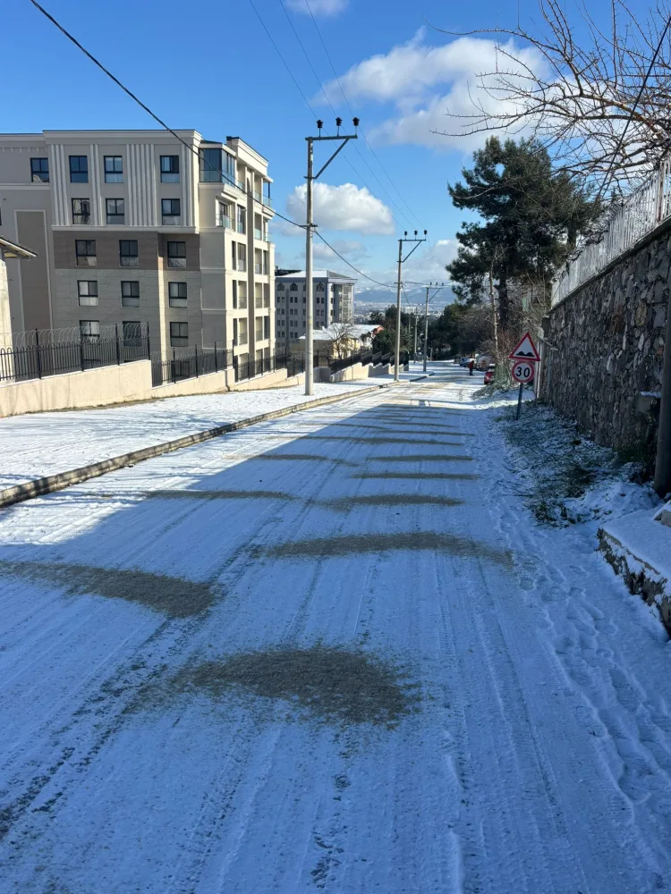 Nilüfer Belediyesi ekipleri, kar yağışı ve soğuk hava nedeniyle ilçe