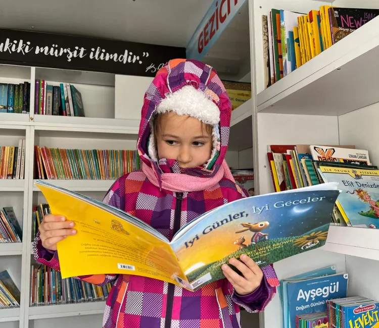 Bursa Osmangazi Belediyesi’nin merkeze uzak mahallerdeki çocukları kitap ile buluşturmak