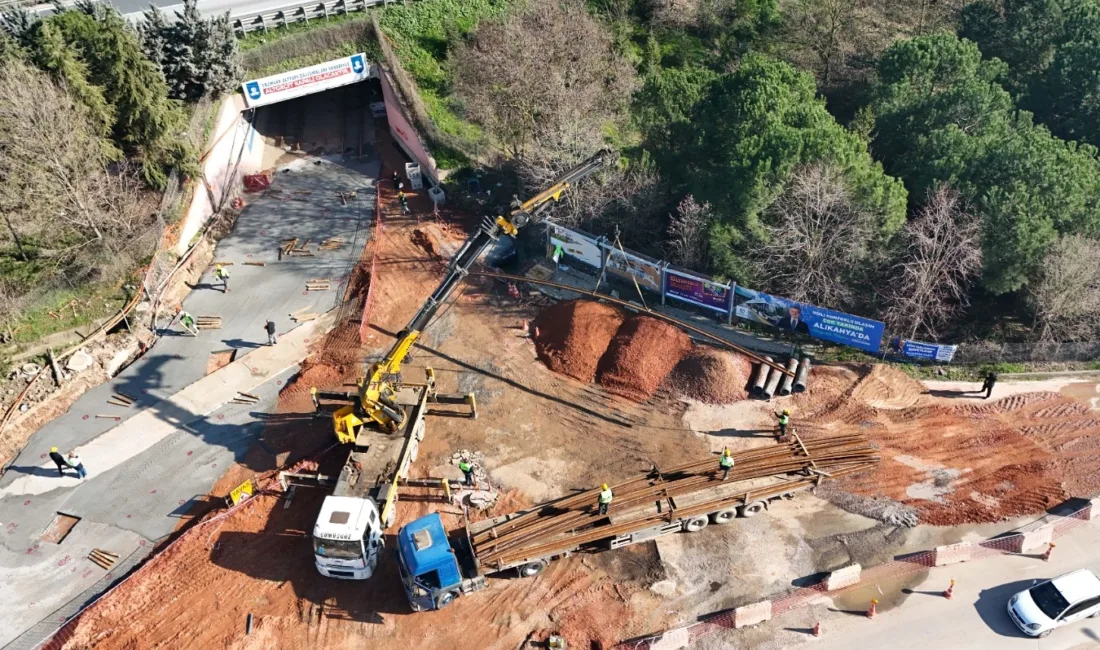 Kocaeli Büyükşehir’in “Alikahya Stadyum Tramvay Hattı” projesindedöşenen rayların kaynakları yapılmaya