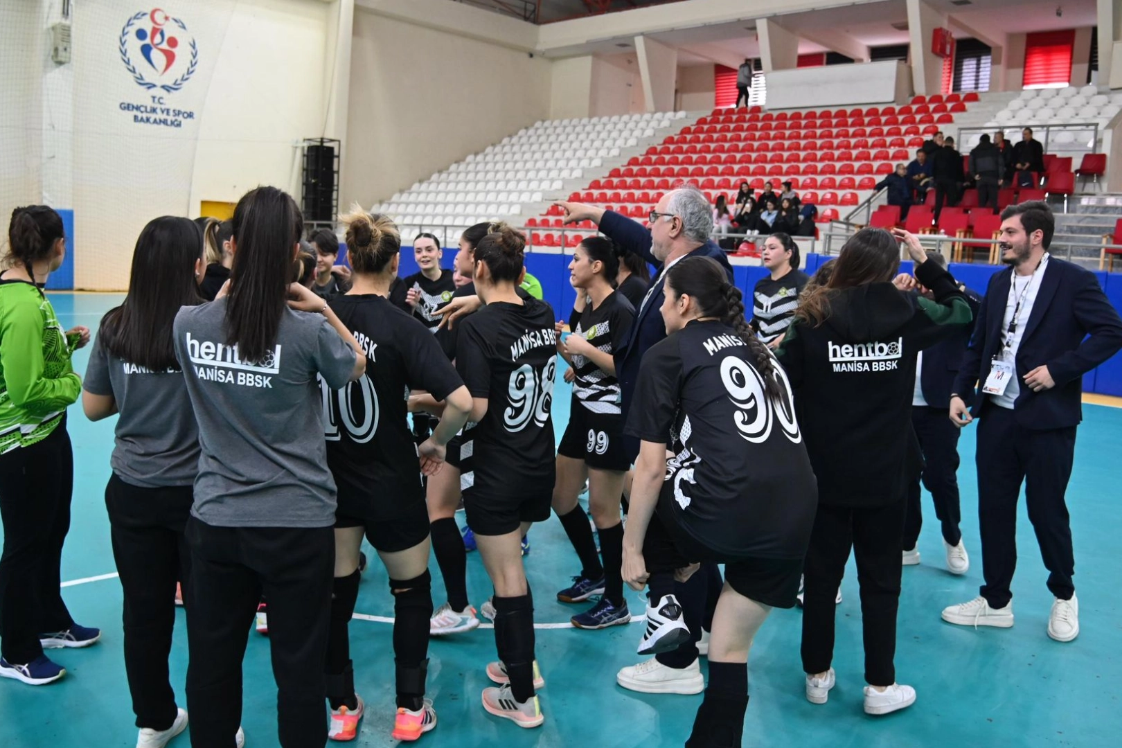 Manisa Büyükşehir Belediyespor Kulübü Hentbol takımı, Eskişehir’de düzenlenen play-off müsabakalarının