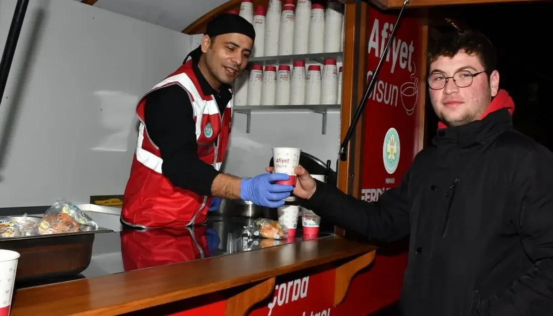 Manisa Büyükşehir Belediyesi, öğrencilere yönelik başlattığı “Günaydın Çorbası” ikramını, sabah