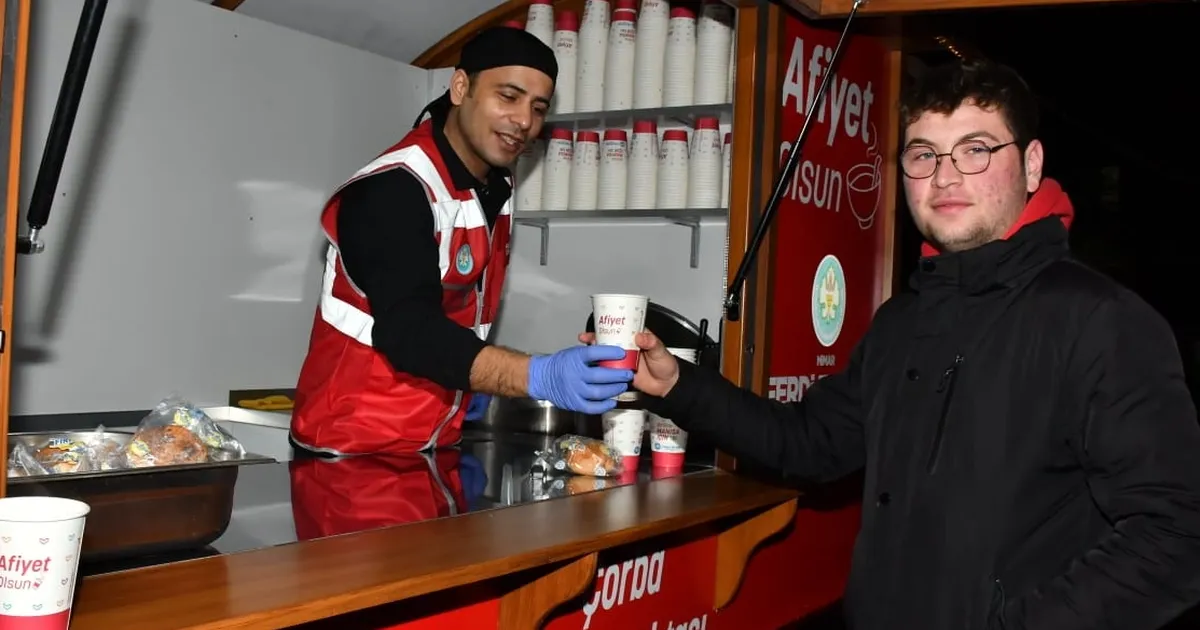 Manisa Büyükşehir Belediyesi, öğrencilere yönelik başlattığı “Günaydın Çorbası” ikramını, sabah