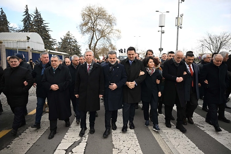 Ankara Büyükşehir Belediye Başkanı Mansur Yavaş, Nallıhan’daki maden işçilerinin Çayırhan