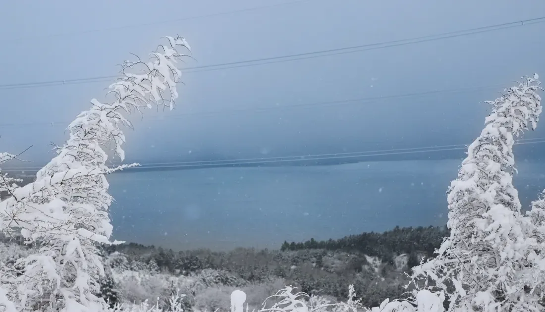 Sakarya’da beyaz örtüyle kaplanan Sapanca Gölü ve çevresi eşsiz manzaralara