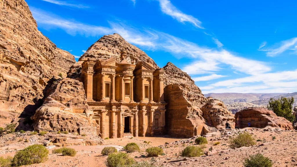 Petra, Ürdün’ün güneyinde, kızıl kayalar arasında kaybolmuş, büyüleyici bir antik