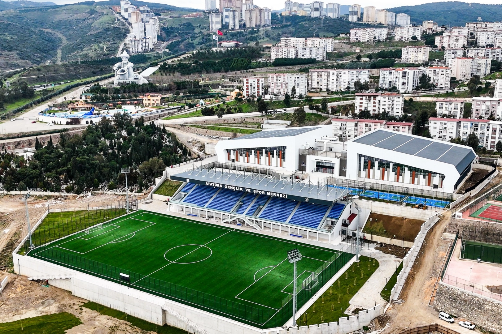 İzmir Karabağlar Belediyesi’nin, İzmir Büyükşehir Belediyesi iş birliğiyle yapımını sürdürdüğü Uzundere