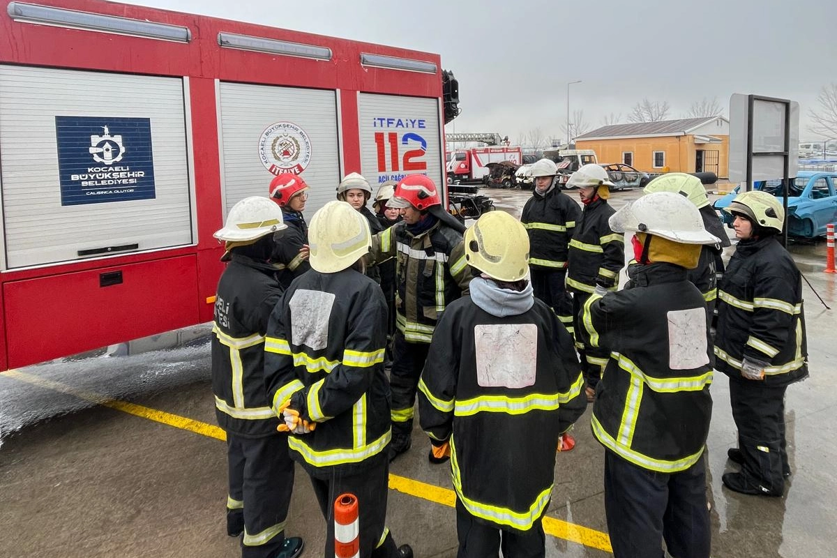 Kocaeli İtfaiyesi, Yeditepe Üniversitesi Arama Kurtarma Kulübü öğrencilerine gönüllü itfaiyecilik