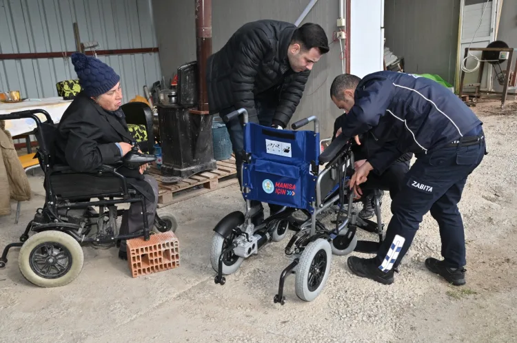 Manisa Ulupark’ta akülü tekerlekli sandalyesi kırılan Esin Tunalı, yolda zor