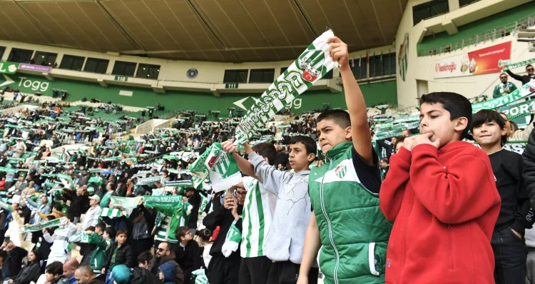 Bursa Osmangazi’de yaşayan çocuklara Bursaspor sevgisi aşılamak için mücadele veren