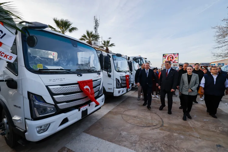 İzmir Büyükşehir Belediye Başkanı Dr. Cemil Tugay, ilçelerde düzenlenen iftar