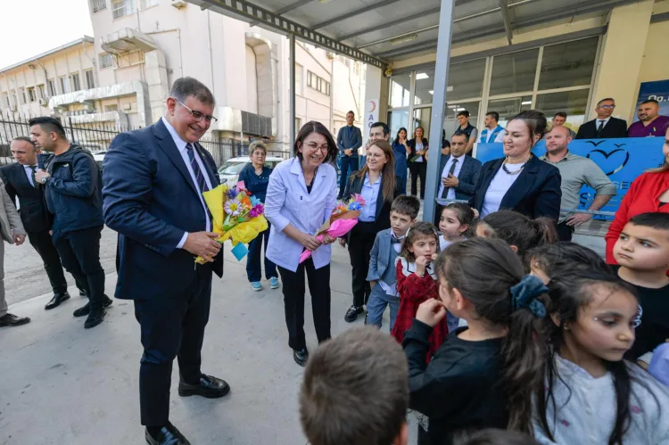 14 Mart Tıp Bayramı nedeniyle Eşrefpaşa Hastanesi’ni ziyaret ederek hekimler