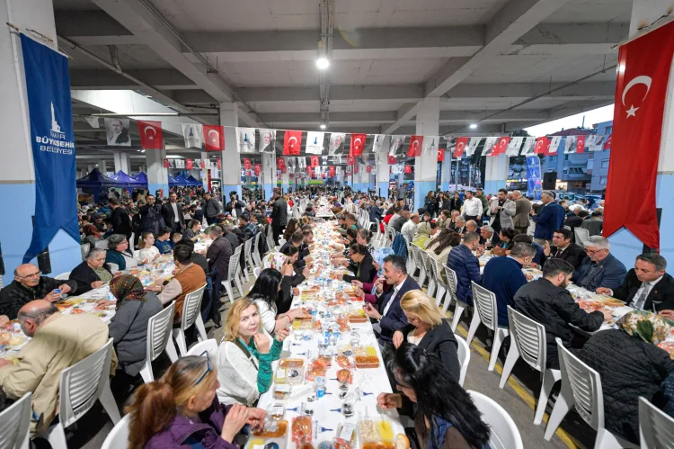 İzmir Büyükşehir Belediyesi’nin Ramazan ayı boyunca 30 ilçede kurduğu iftar