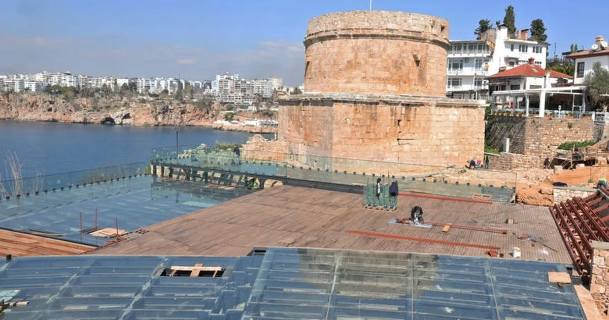 Antalya Büyükşehir Belediyesi tarafından yapımı süren “Hıdırlık Kulesi Çevresi Arkeolojik