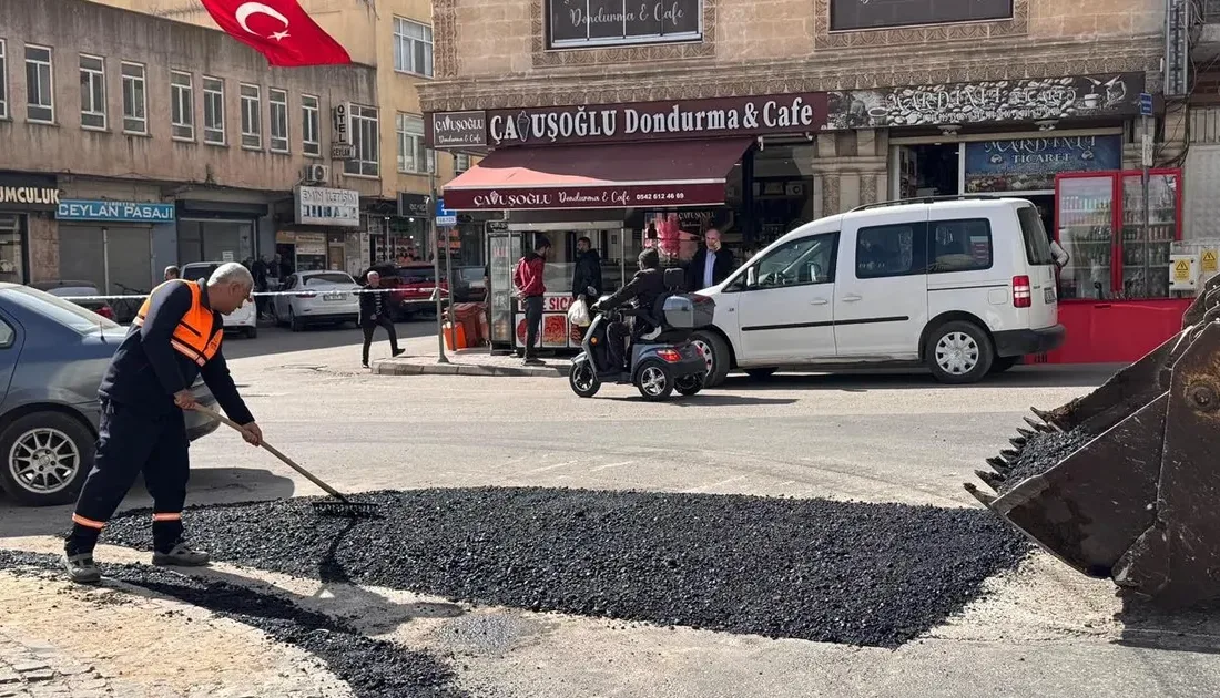 Mardin’de Midyat Belediyesi, şehir genelindeki yolların kalitesini artırmak ve vatandaşlara