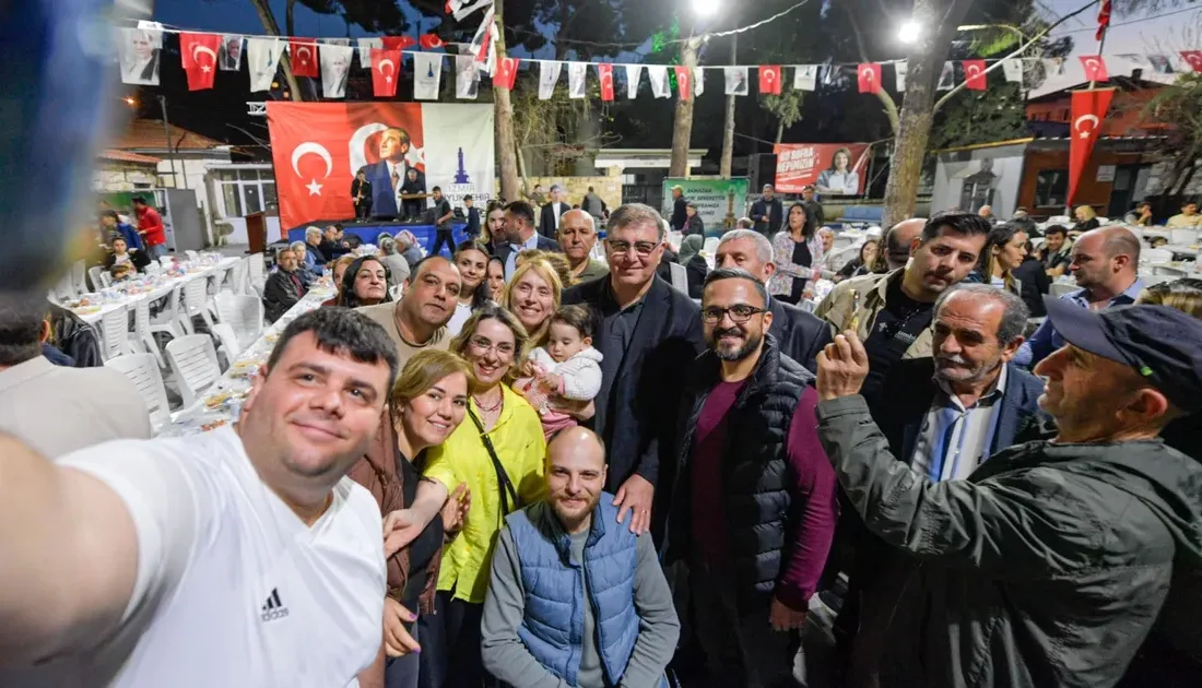 İzmir Büyükşehir Belediyesi’nin ramazan ayı boyunca 30 ilçede kurduğu iftar