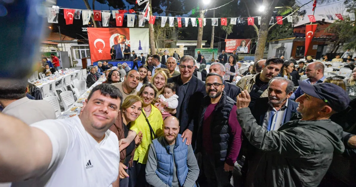 İzmir Büyükşehir Belediyesi’nin ramazan ayı boyunca 30 ilçede kurduğu iftar