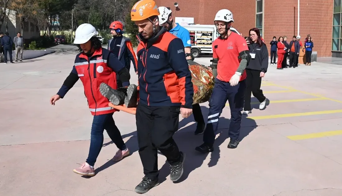 Manisa Büyükşehir Belediyesi İtfaiye Dairesi Başkanlığı ekipleri, okulların deprem ve