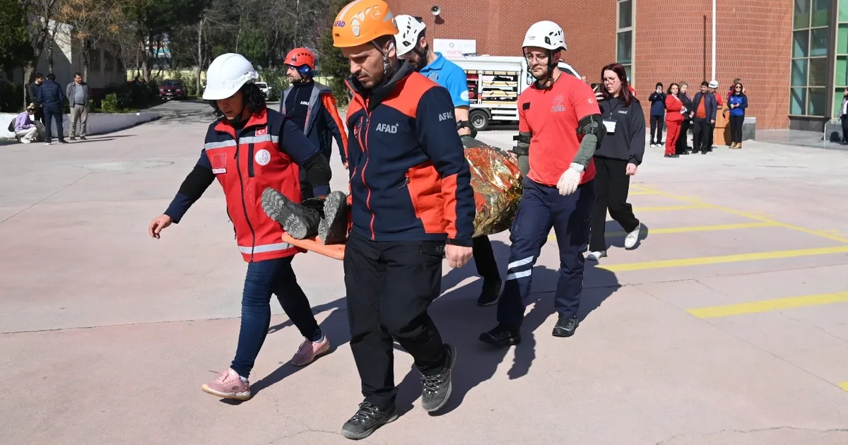 Manisa Büyükşehir Belediyesi İtfaiye Dairesi Başkanlığı ekipleri, okulların deprem ve