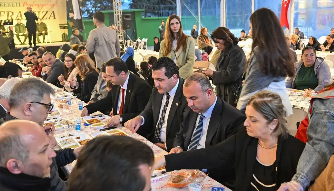 İzmir Bornova Belediyesi Cumhuriyet Meydanı’nda düzenlediği iftarda yaklaşık 1.000 kişiyi