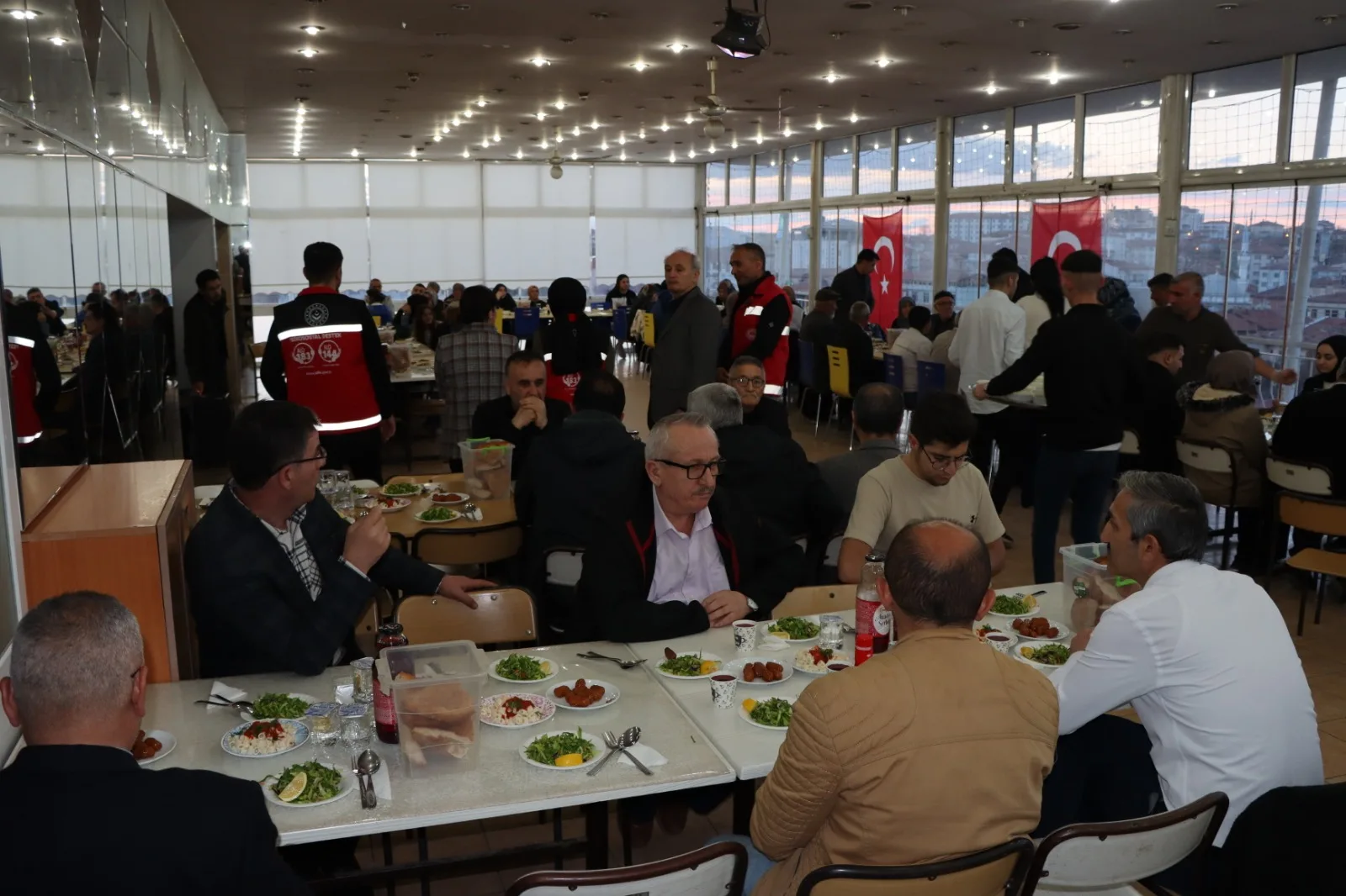 Yerköy İlçe Kaymakamlığı tarafından şehit aileleri için iftar programı düzenlendi.