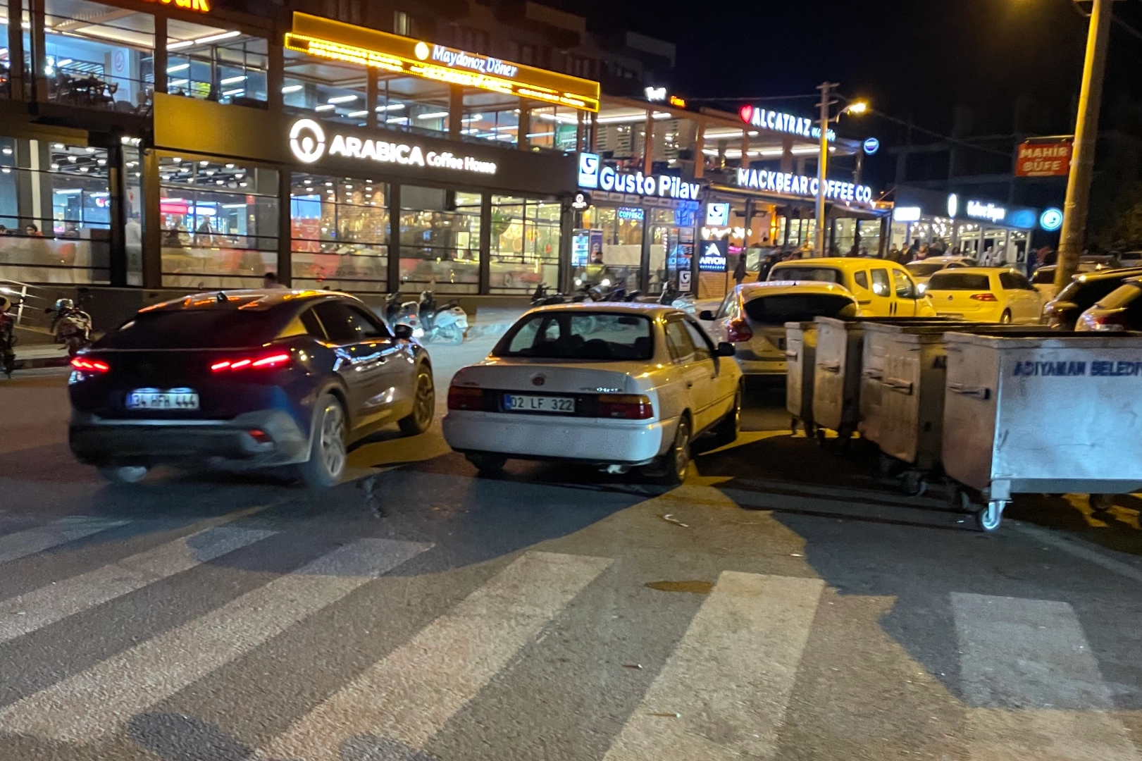 Adıyaman’da öğrenci yurdu önünde drift yapan bir sürücü trafik ekiplerince