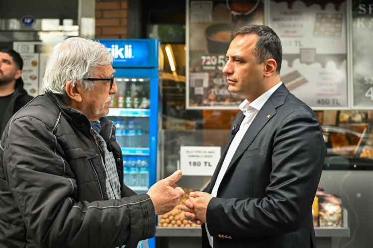 İzmir Bornova Belediye Başkanı Ömer Eşki, ilçenin en işlek noktalarından