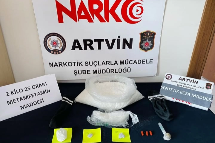 Artvin’de durdurulan araçta yapılan aramada 2 kilo 25 gram uyuşturucu