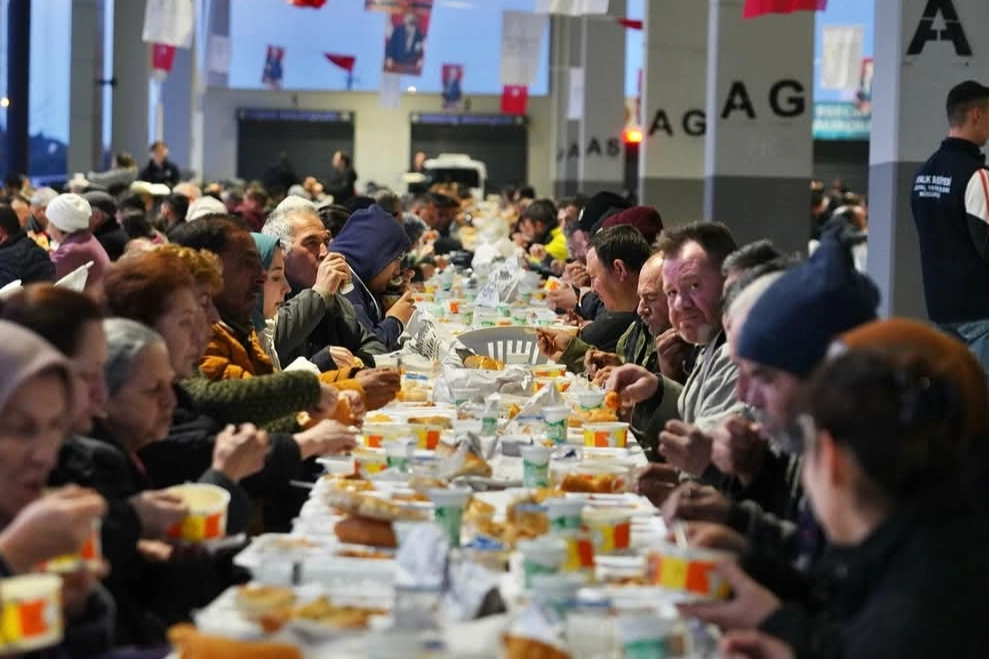 Balıkesir Ayvalık’ta Ramazan ayının ilk iftarı Altınova’da yapıldı. Binlerce kişinin