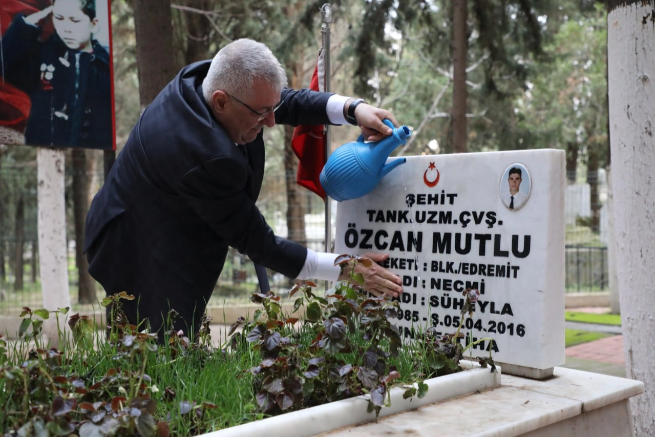 Balıkesir Edremit Belediye Başkanı Mehmet Ertaş, belediye başkan yardımcıları ve