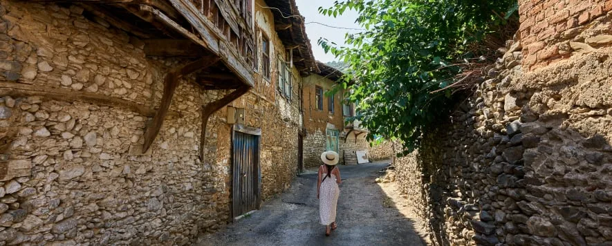 Birgi Köyü, tarih boyunca pek çok uygarlığın hakimiyeti altına girmiş