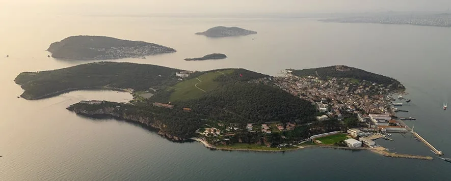 İstanbul’un en büyük Prens Adası olan Büyükada, tarihi dokusu, doğal