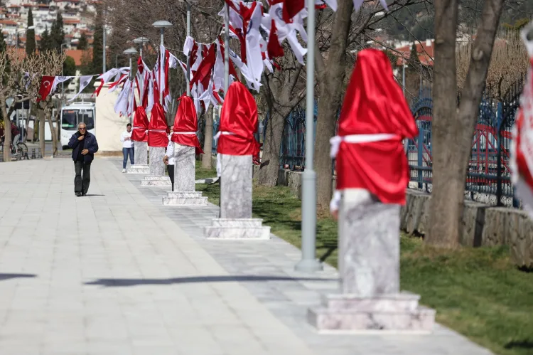 Muğla Büyükşehir Belediyesi, 14 Mart Tıp Bayramı’nda Sağlık Emekçileri Anıtı’nıülkemizde