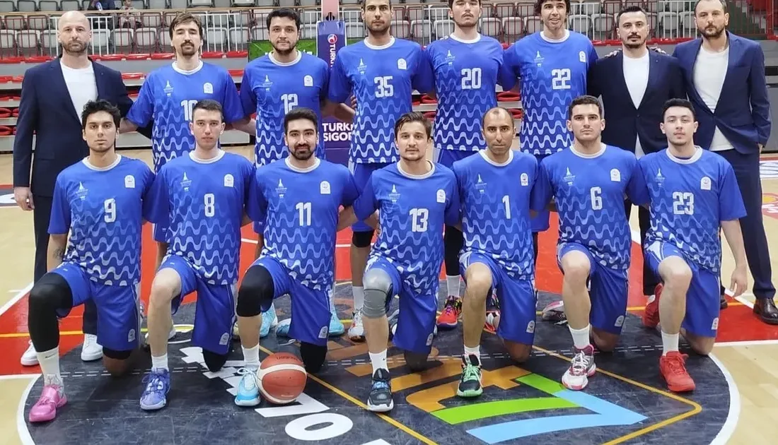 İzmir Büyükşehir Belediyesi Celal Atik Spor Salonu cumartesi günü birbirinden