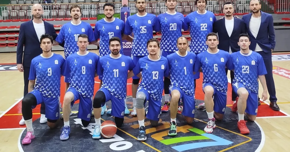 İzmir Büyükşehir Belediyesi Celal Atik Spor Salonu cumartesi günü birbirinden