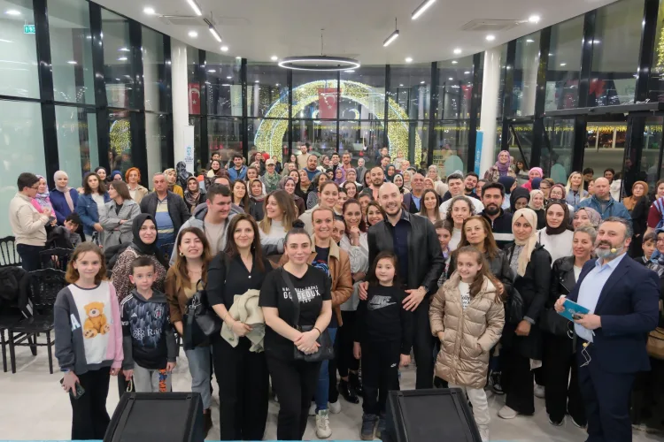 Kocaeli Büyükşehir Belediyesi’nin düzenlediği Ramazan etkinliklerinde sosyal medya fenomeni Cem