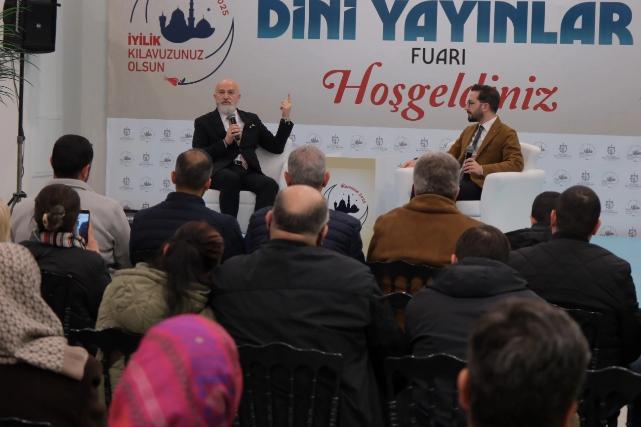 Büyükşehir’in Milli İrade Meydanı’nda düzenlediği Ramazan etkinliklerinde Çay-Sohbet- Muhabbet söyleşileri başladı.